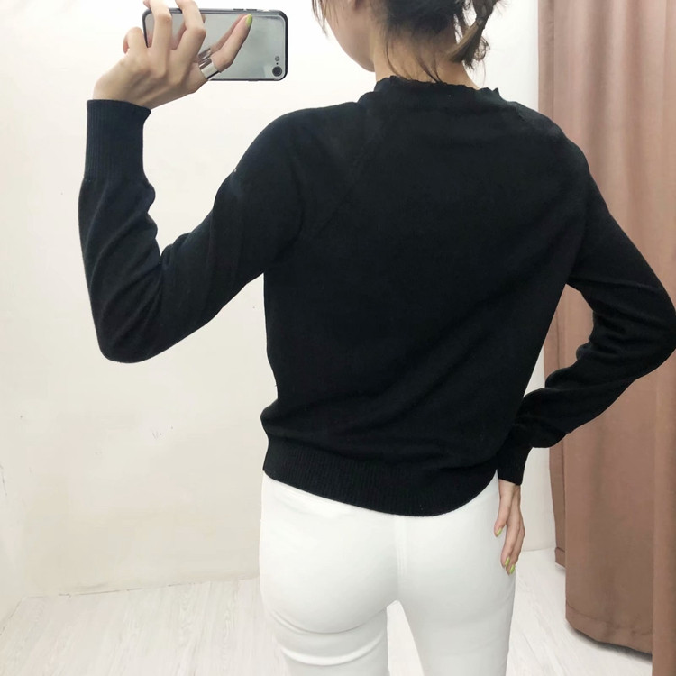 Pulover de dama din tricotat subtire de culoare neagra cu aplicatie - inima