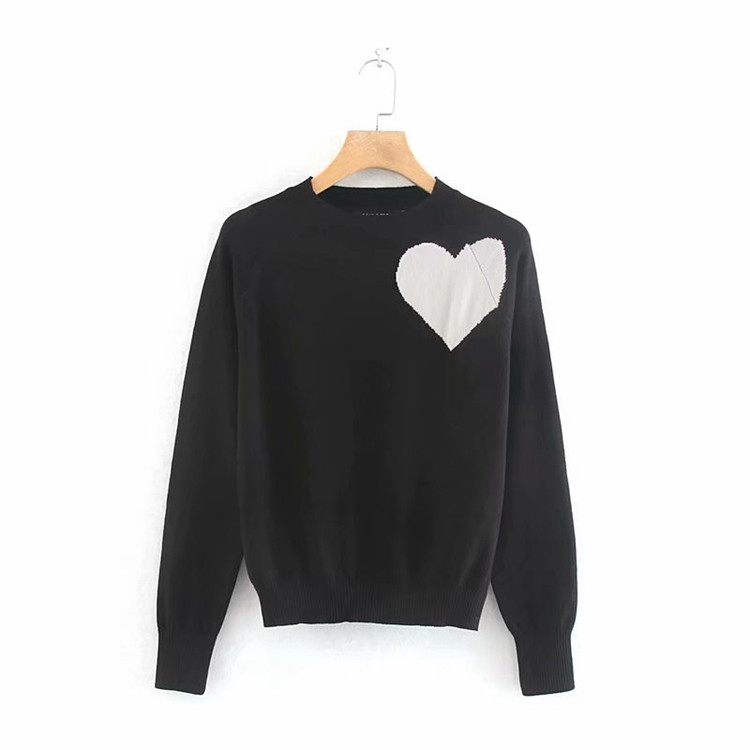 Pulover de dama din tricotat subtire de culoare neagra cu aplicatie - inima