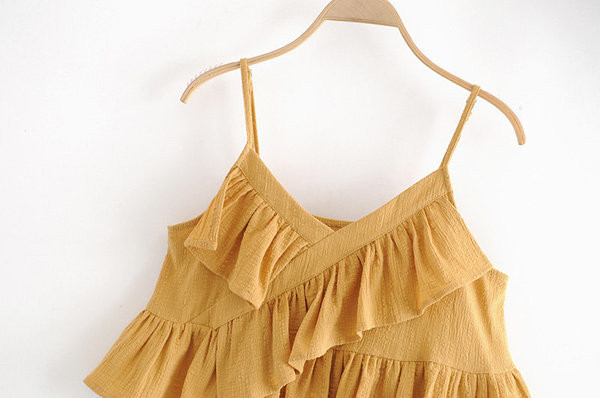 Női lezser felső vékony pánttal és V-nyakú sárga színben