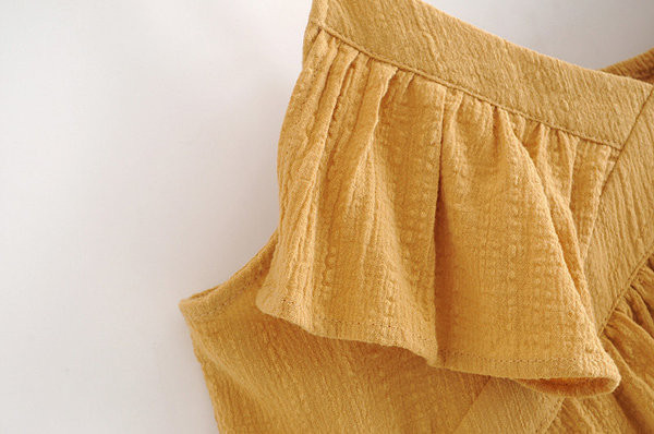 Női lezser felső vékony pánttal és V-nyakú sárga színben