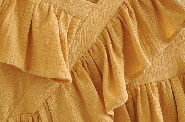 Női lezser felső vékony pánttal és V-nyakú sárga színben