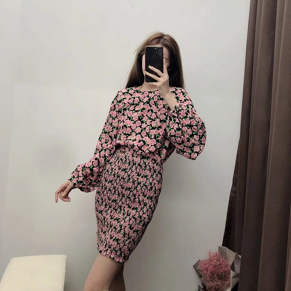 Modern női ruha virágos motívumokkal, hosszú ujjal