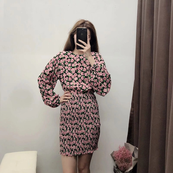 Modern női ruha virágos motívumokkal, hosszú ujjal