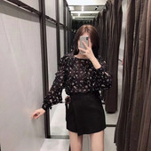 Modern női blúz O-nyakkal, virágmotívumokkal, fekete színben