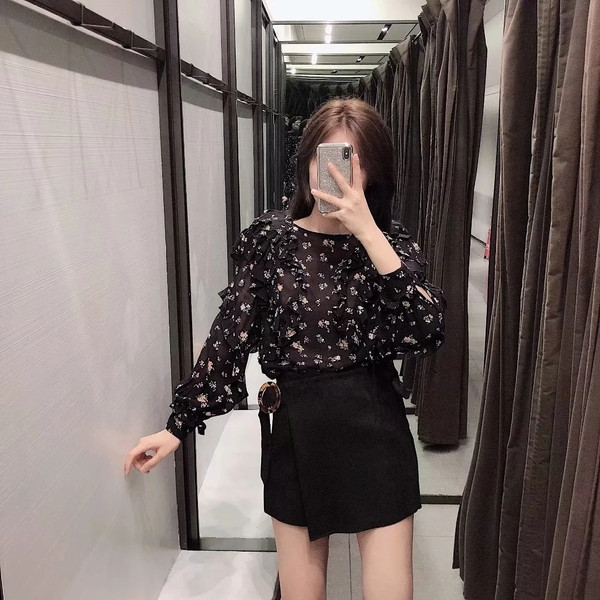 Modern női blúz O-nyakkal, virágmotívumokkal, fekete színben