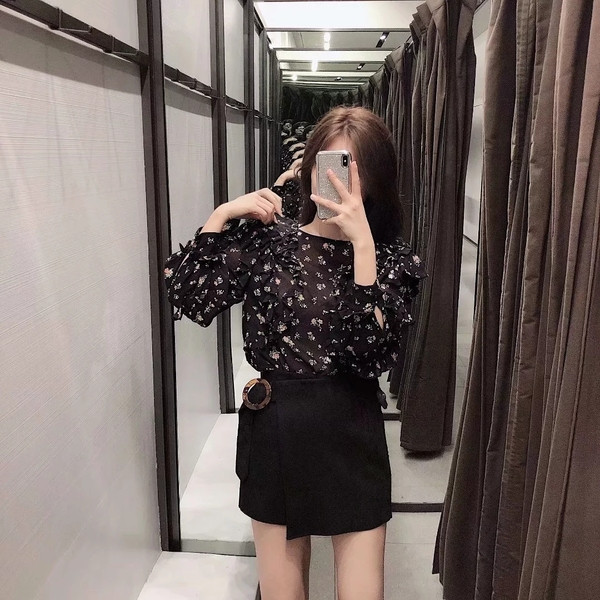 Modern női blúz O-nyakkal, virágmotívumokkal, fekete színben