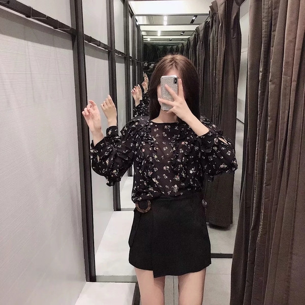 Modern női blúz O-nyakkal, virágmotívumokkal, fekete színben