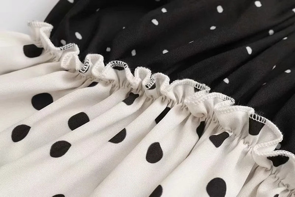 Női pöttyös felső csipkével, fekete-fehér színben