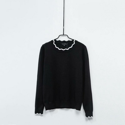 Pulover de dama cu decolteu oval in alb si negru