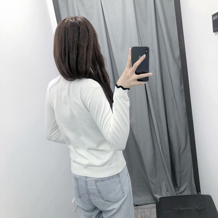 Pulover de dama cu decolteu oval in alb si negru