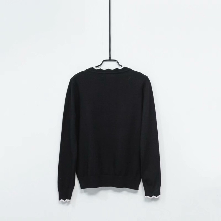 Pulover de dama cu decolteu oval in alb si negru