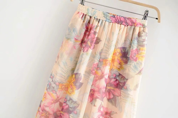 Модерен дамски панталон - широк модел с флорални мотиви