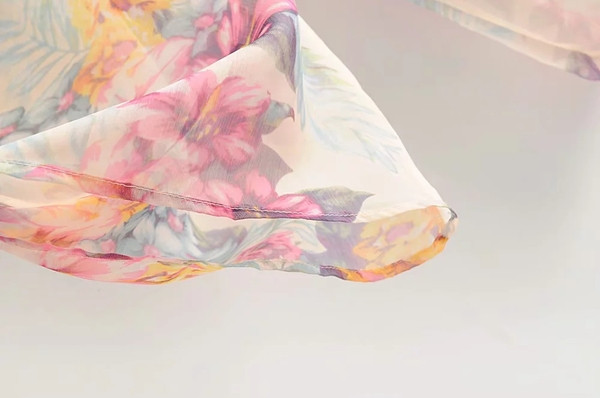 Модерен дамски панталон - широк модел с флорални мотиви