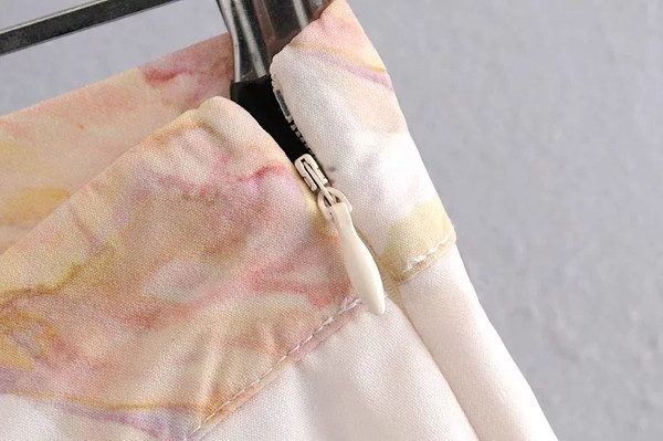 Дамски панталон с цветен мотив и висока талия 