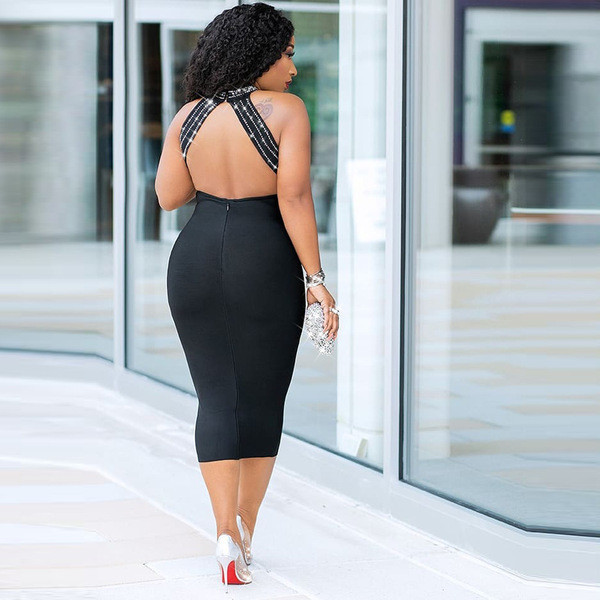 Elegáns, hosszú női ruha csupasz vállakkal, fekete színben