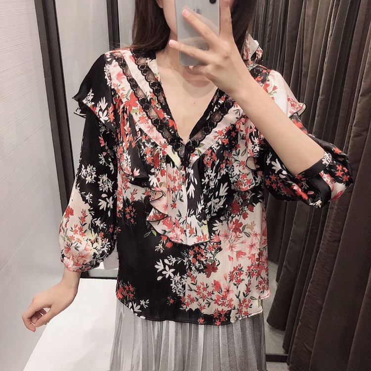 Női blúz V-nyakkal és 7/8-as ujjakkal