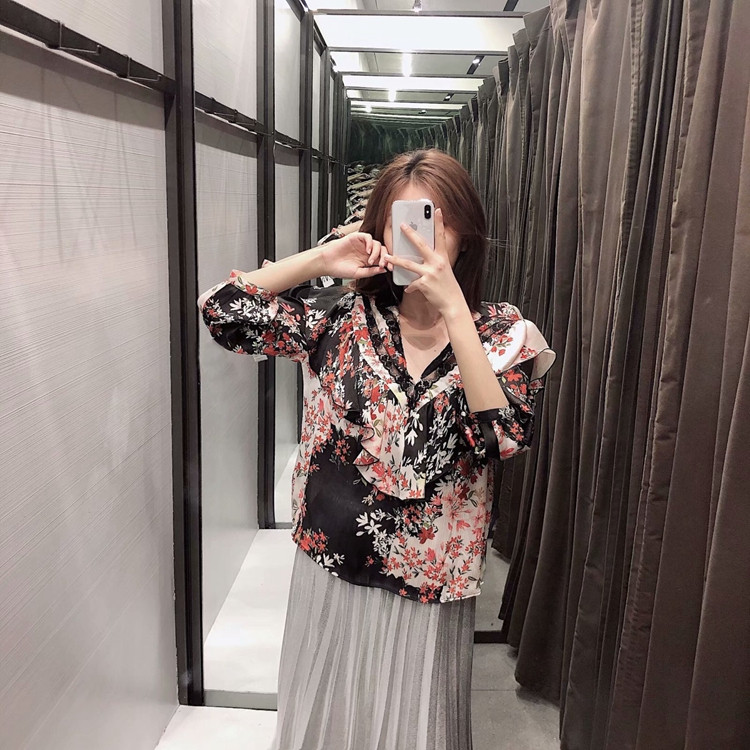 Női blúz V-nyakkal és 7/8-as ujjakkal