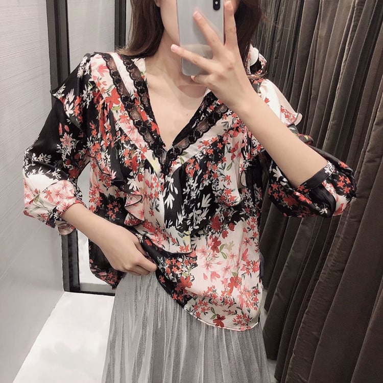 Női blúz V-nyakkal és 7/8-as ujjakkal