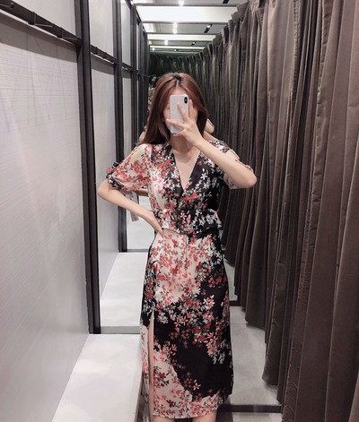 Rochie de damă cu decolteu în V adânc și mâneci 3/4