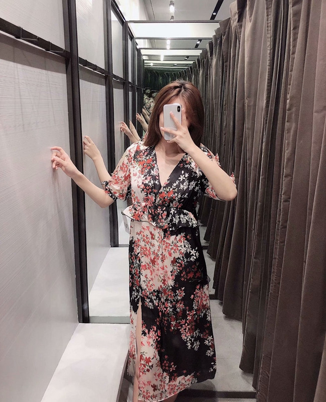 Rochie de damă cu decolteu în V adânc și mâneci 3/4