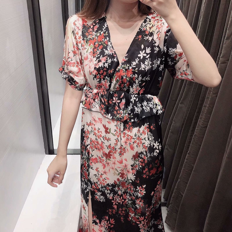 Rochie de damă cu decolteu în V adânc și mâneci 3/4