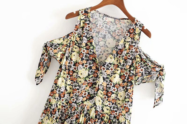 Virágmintás, csupasz vállú női ruha