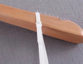 Stílusos női ruha vékony fehér pántokkal