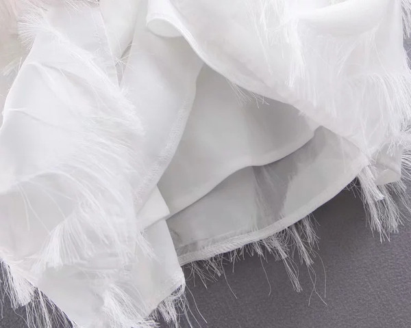 Stílusos női ruha vékony fehér pántokkal