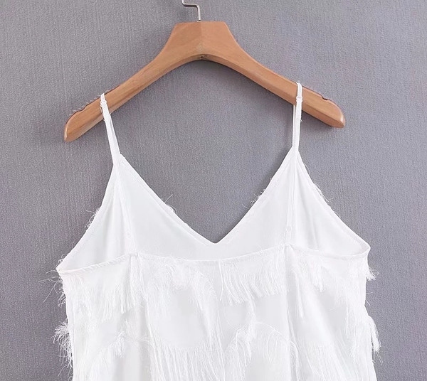 Stílusos női ruha vékony fehér pántokkal