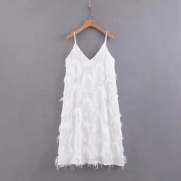 Stílusos női ruha vékony fehér pántokkal