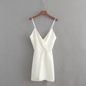 Rochie actuală de damă cu decolteu în V și bretele subțiri în alb