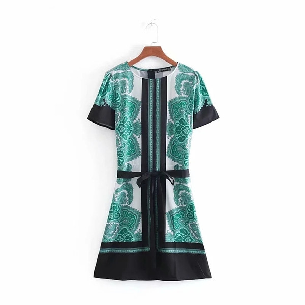 Rochie de dama cu maneca scurta si aplicatie colorata