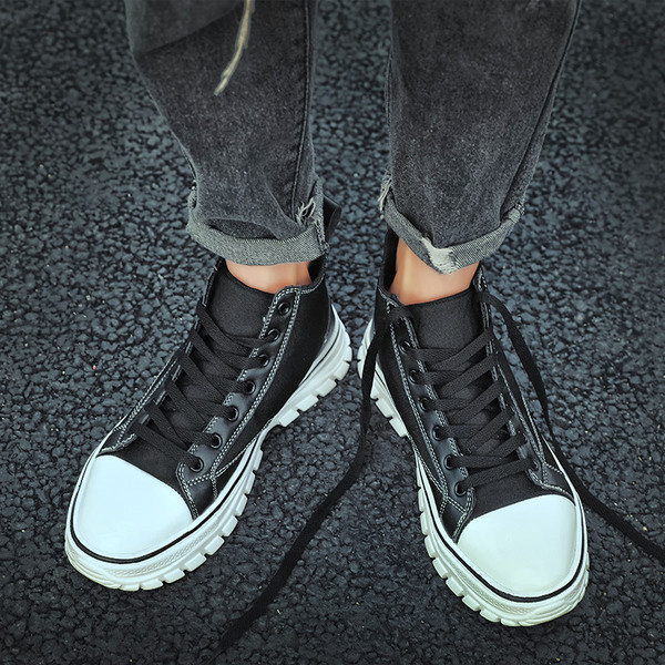 Model nou de adidași pentru bărbați în trei culori cu inscripții