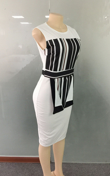 Elegáns női ruha fehér pántokkal