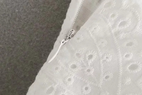 Rochie moderna de dama - model croiat in culoarea alba