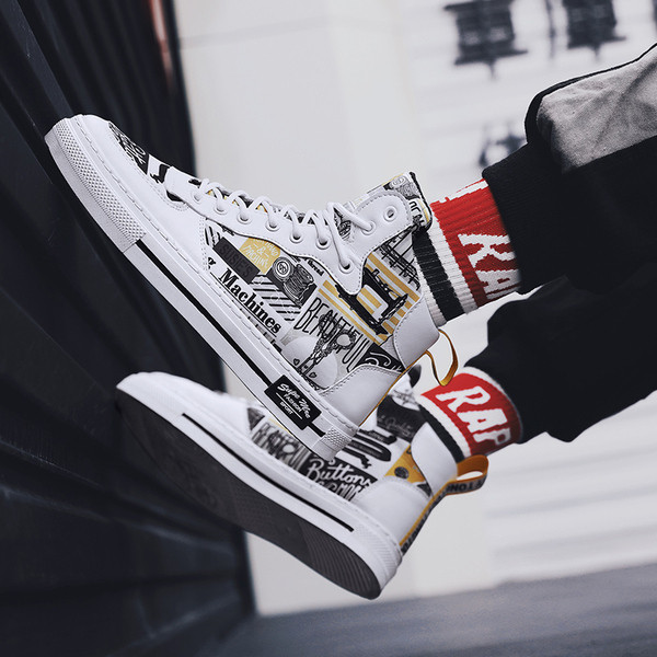 Alkalmi férfi tornacipő négy színben, feliratokkal