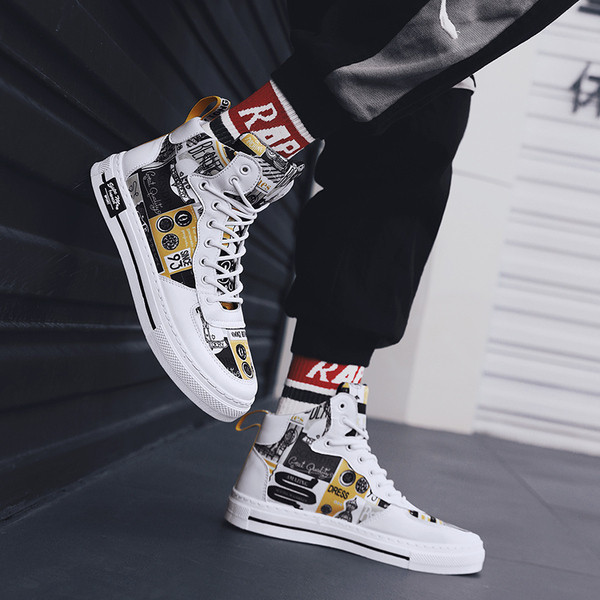 Alkalmi férfi tornacipő négy színben, feliratokkal