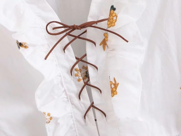 Cămașă de damă cu aplicație colorată și mâneci lungi