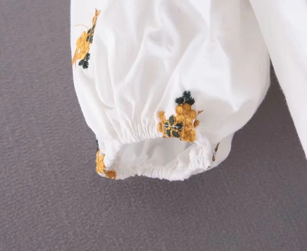 Cămașă de damă cu aplicație colorată și mâneci lungi