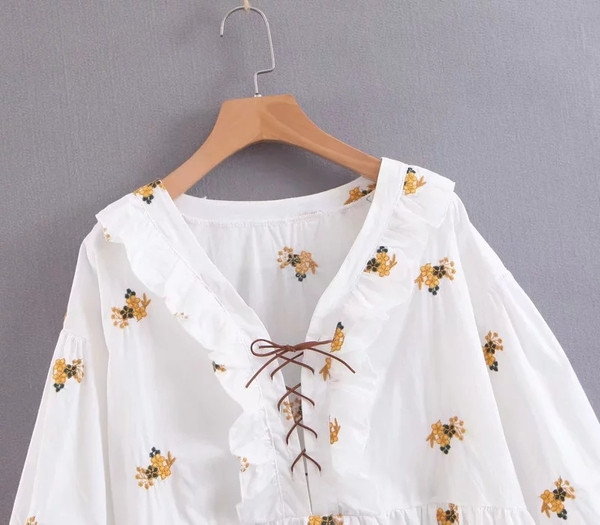 Cămașă de damă cu aplicație colorată și mâneci lungi