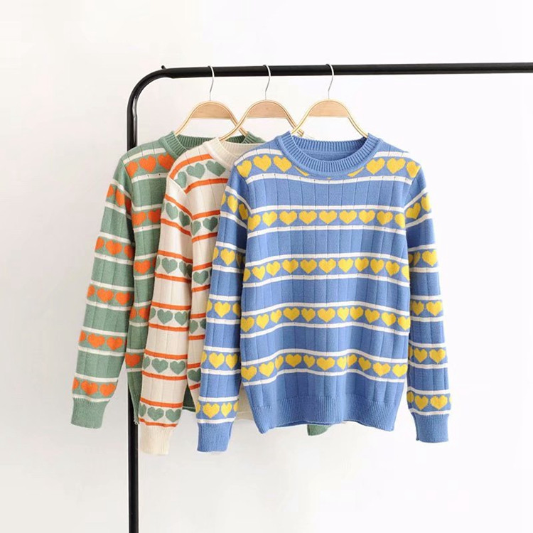 Pulover de dama din tricotat subtire in trei culori si decor - inima