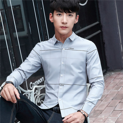 Stílusos férfi ing fehér és szürke színben, felirattal