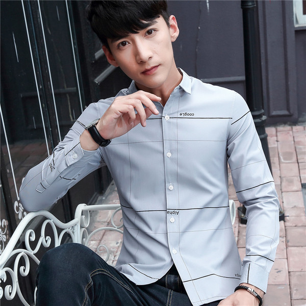 Stílusos férfi ing fehér és szürke színben, felirattal