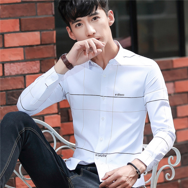 Stílusos férfi ing fehér és szürke színben, felirattal