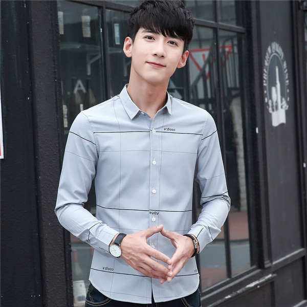 Stílusos férfi ing fehér és szürke színben, felirattal