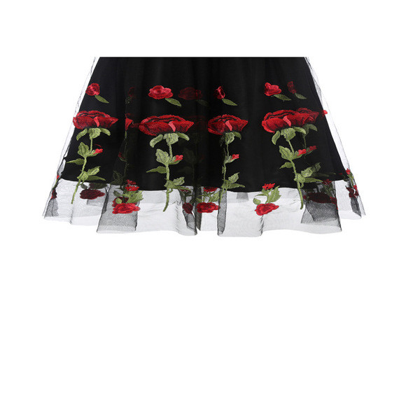 Rochie elegantă de damă cu mâneci căzute și broderie în negru