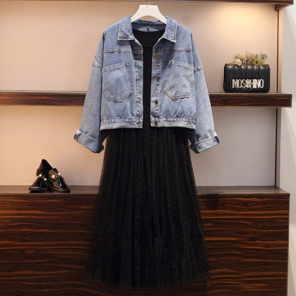 Un set de damă de ultimă generație, care include o jachetă din denim și o rochie din tul