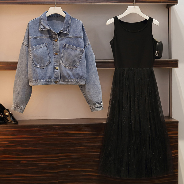 Un set de damă de ultimă generație, care include o jachetă din denim și o rochie din tul