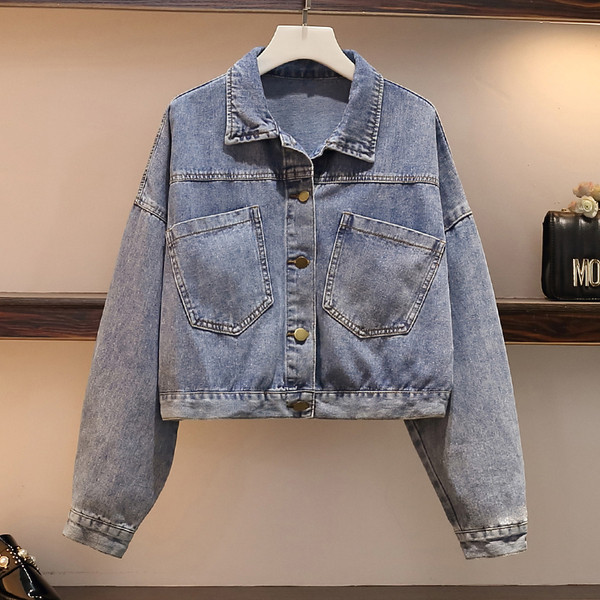 Un set de damă de ultimă generație, care include o jachetă din denim și o rochie din tul