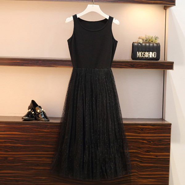 Un set de damă de ultimă generație, care include o jachetă din denim și o rochie din tul